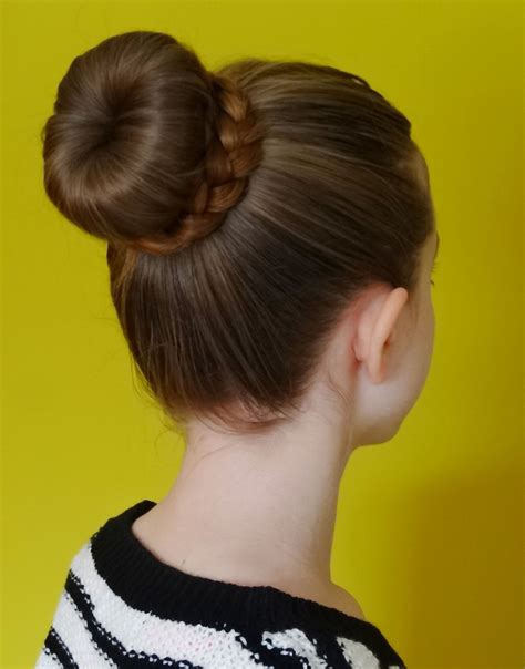 In this hair bun tutorial, we'll show you how to get a perfect bun for long hair without using pins or hair ties. We'll teach you how to do a basic bun and t...